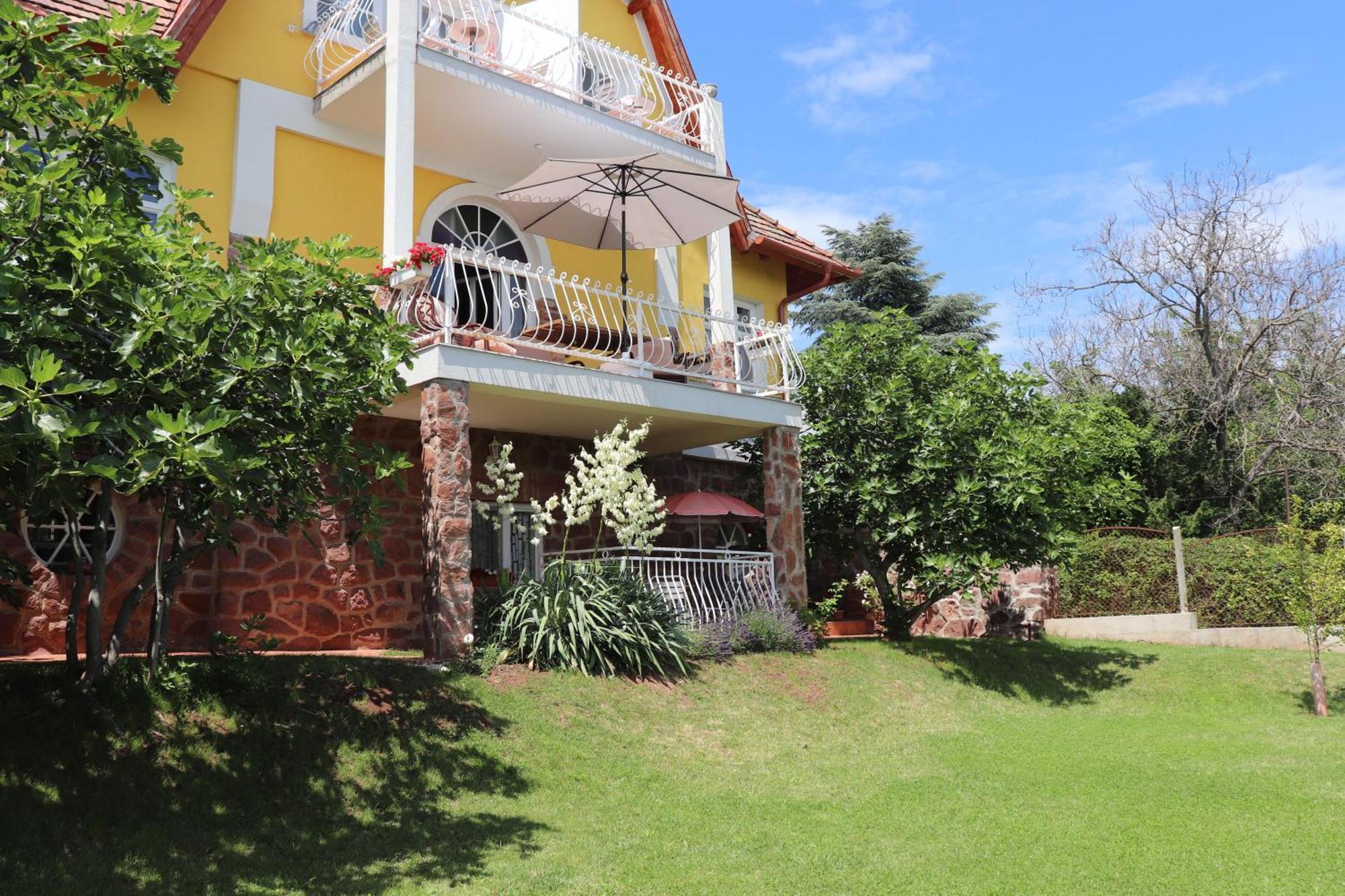 Gyoengyoem Apartman Balatonalmadi Exterior photo
